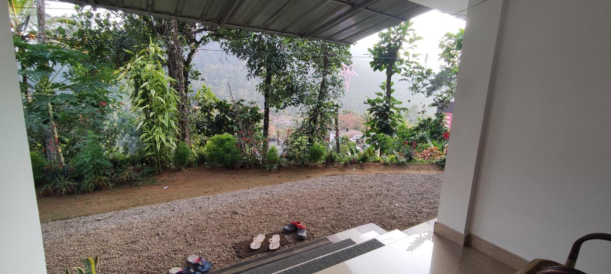 Koonamparayil Home Stay Munnar Anaviratty-Family Only エクステリア 写真